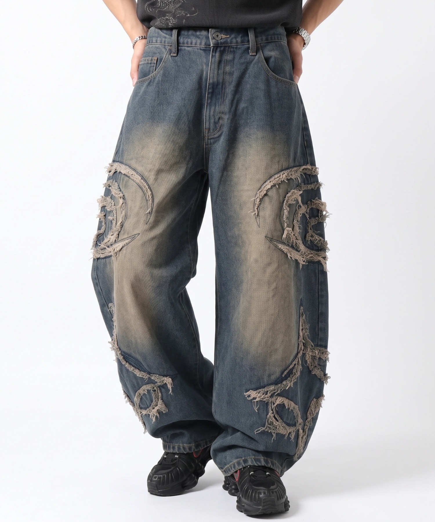 A'GEM/9 × .kom 『FREE DEE/フリーデイ』Side Cut Curved Denim Pants