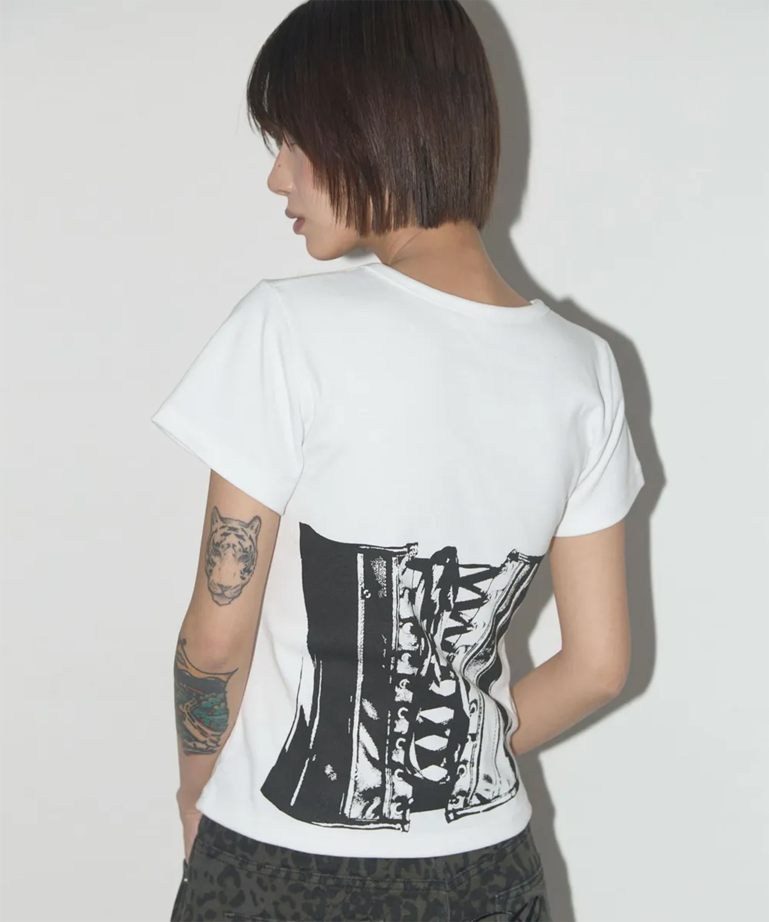 [FANCY CLUB] Tシャツ 半袖 BACK CORSET TEE ホワイト A'GEM/9 × .kom 『 FANCY CLUB/ファンシークラブ』 BACK CORSET