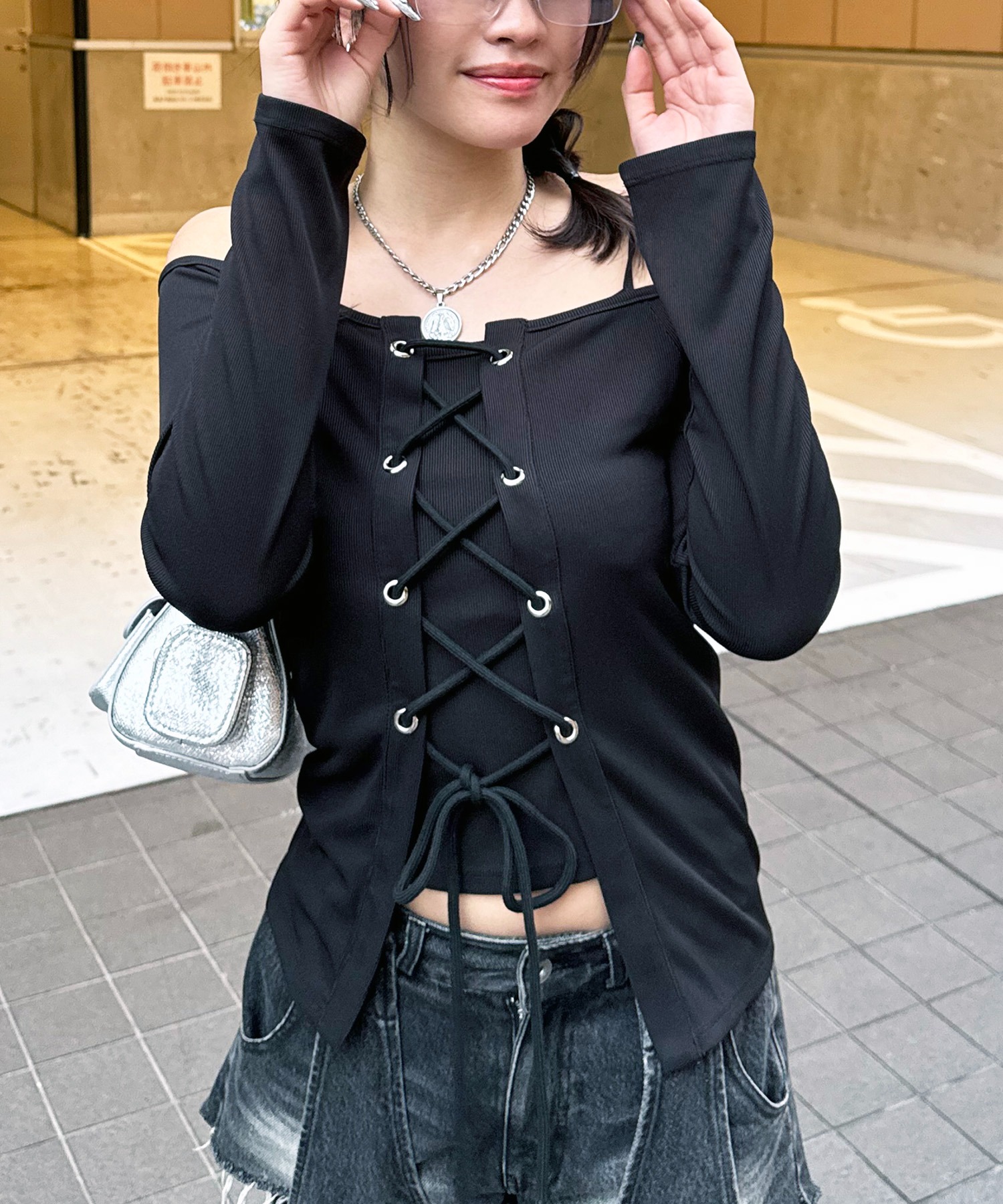 オフショルレースアップアンサンブルトップス SPIRALGIRL