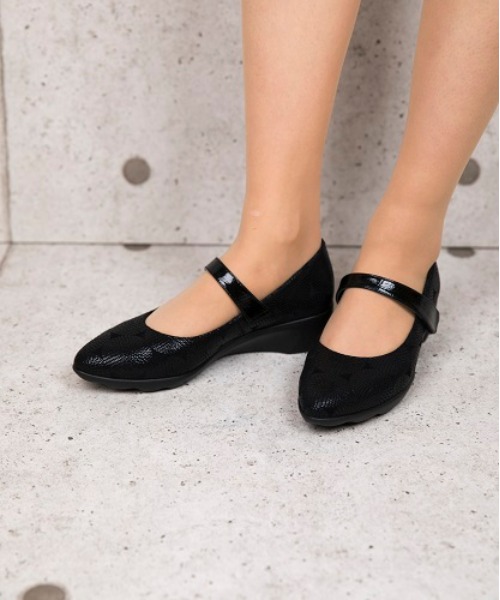 25 5cm 26 0cm ベルト付きポインテッドパンプス Blanc Bleu Jeffrey Campbell Official Online Store ジェフリーキャンベル Official Online Store公式通販