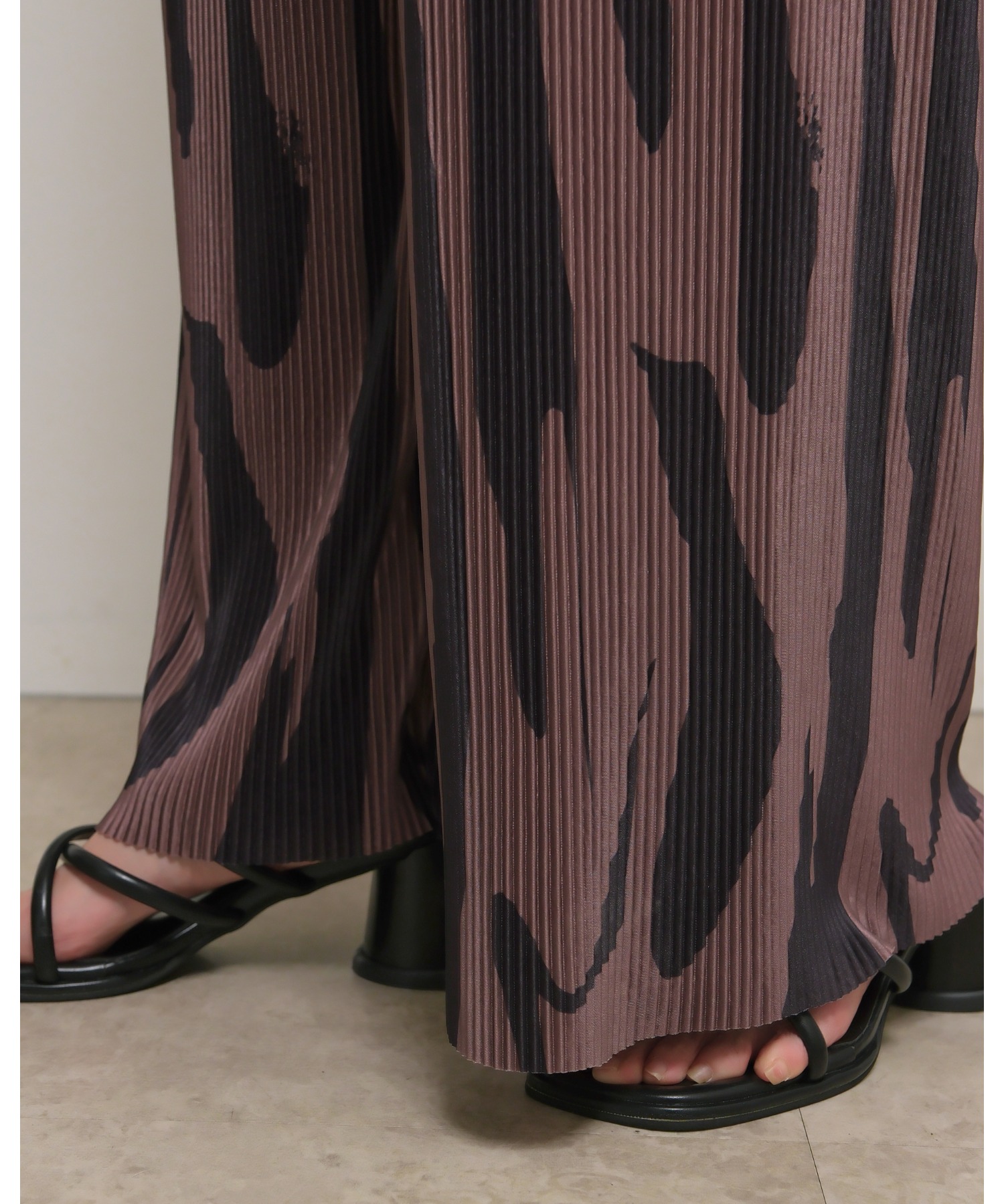 セルフカット可能】 ゼブラライクプリントリラックスプリーツパンツ