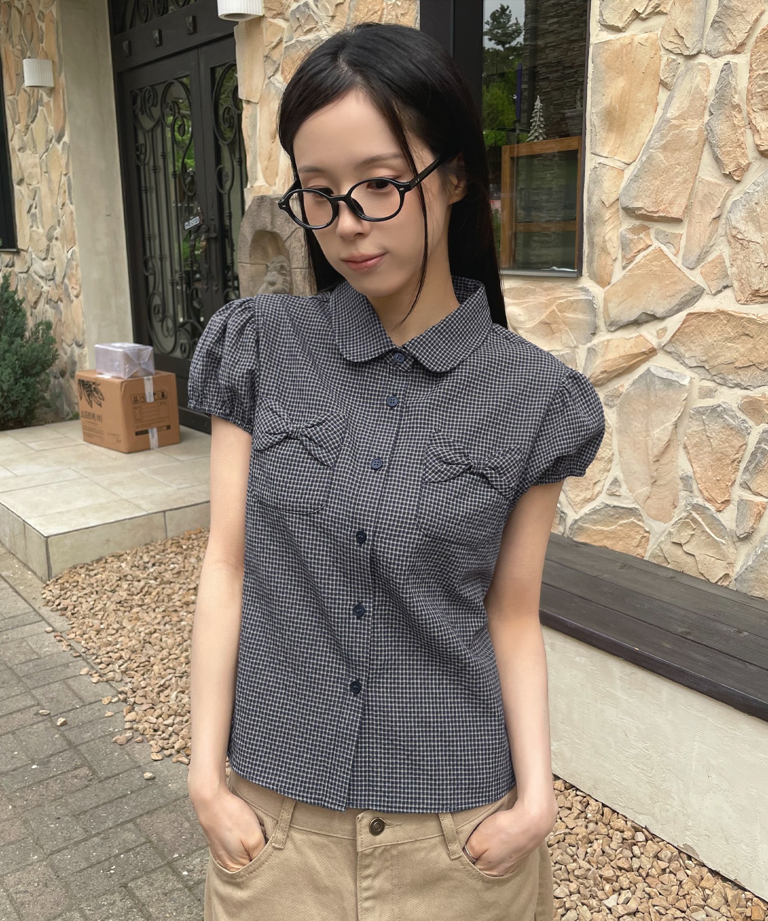 [UNE ORIGINAL] Front double ribbon pocket short-sleeve blouse — блуза с двойным фронтальным карманом и лентой