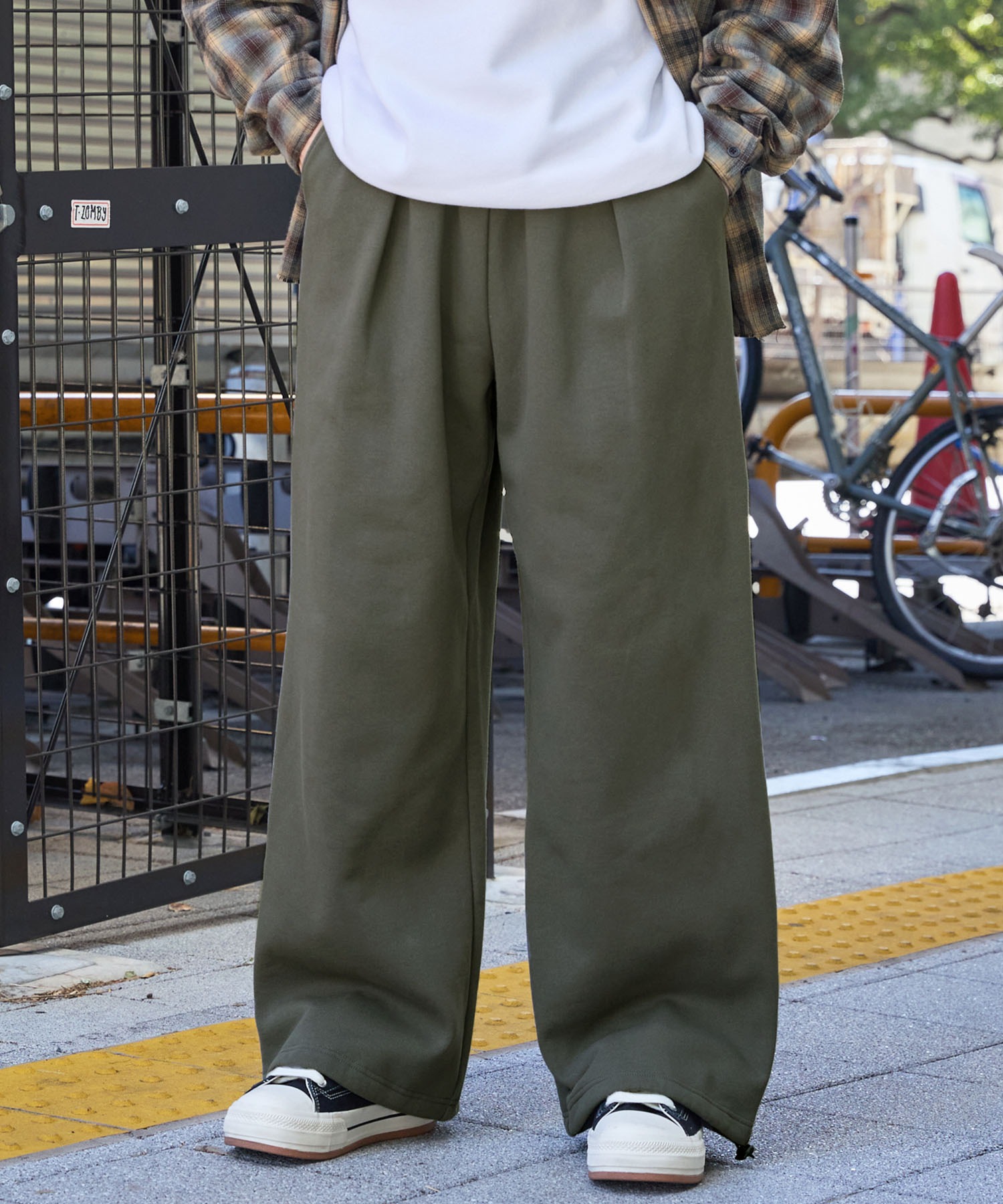 タックワイド裾ドローコードストレートスウェットパンツ MONO タックワイド裾ドローコードストレートスウェットパンツ MONO