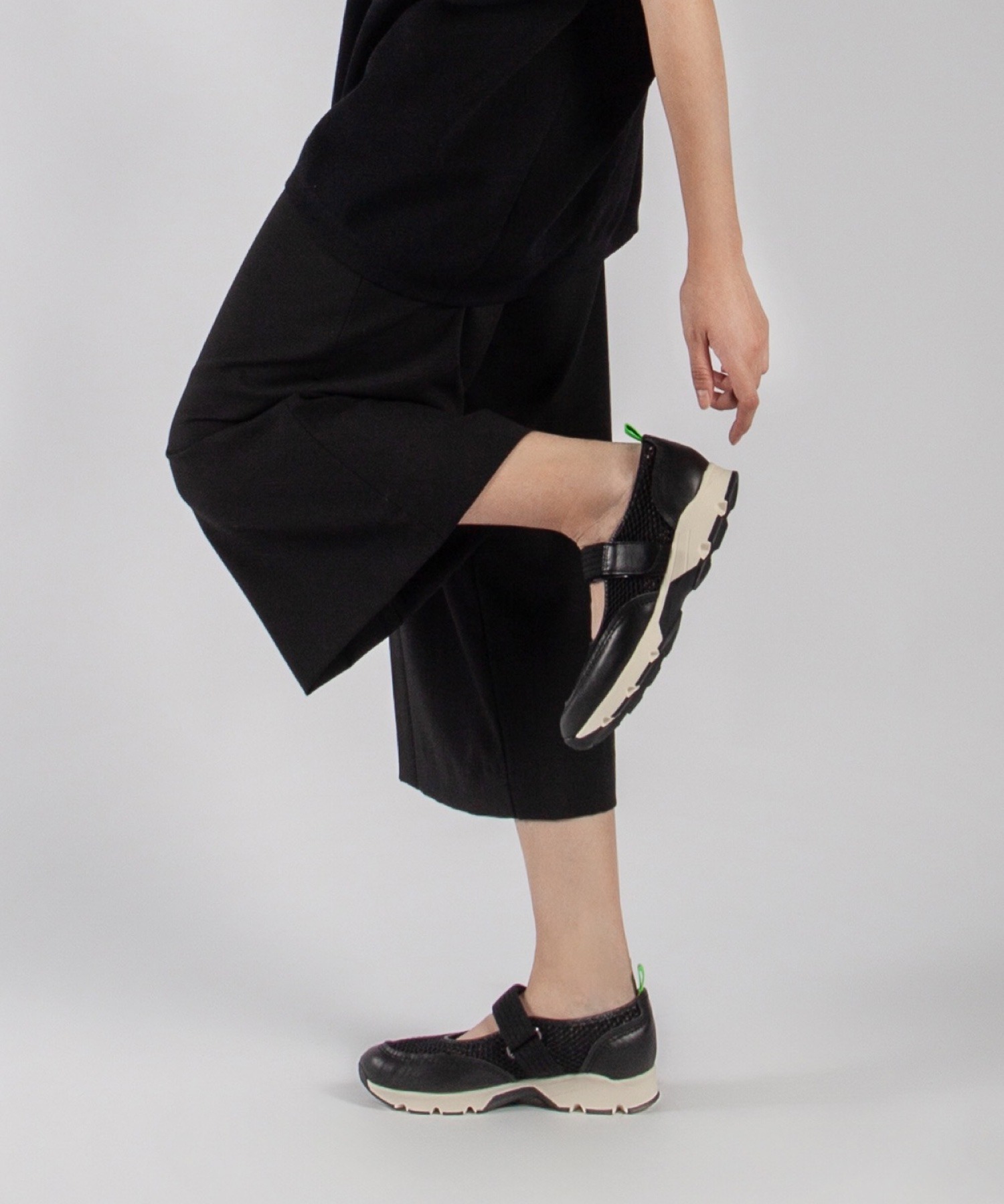 本革/軽量/170g】ストラップ付きメッシュスニーカー ALL BLACK