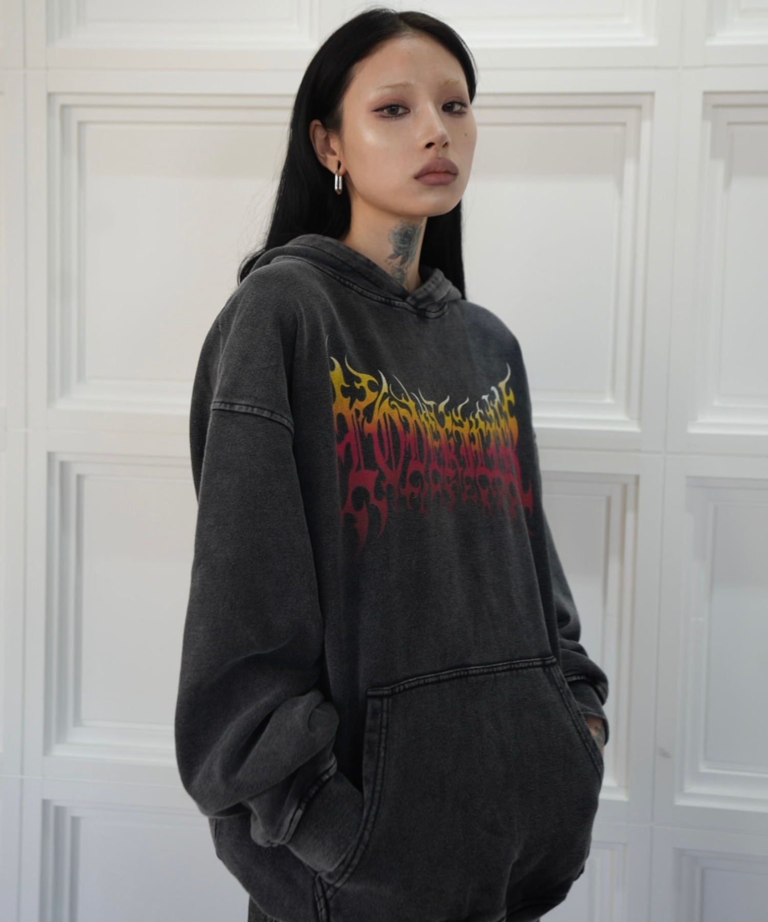 A'GEM/9 × .kom 『LOVE KILLER/ラブ キラー』Graphic black letter logo  hoodie/グラフィックブラックレターロゴプルオーバーパーカー  セレクトアイテム│A'GEM/9×.KOM【公式】｜韓国・ストリートブランド通販サイト エージェムナイン ドットケーオーエム