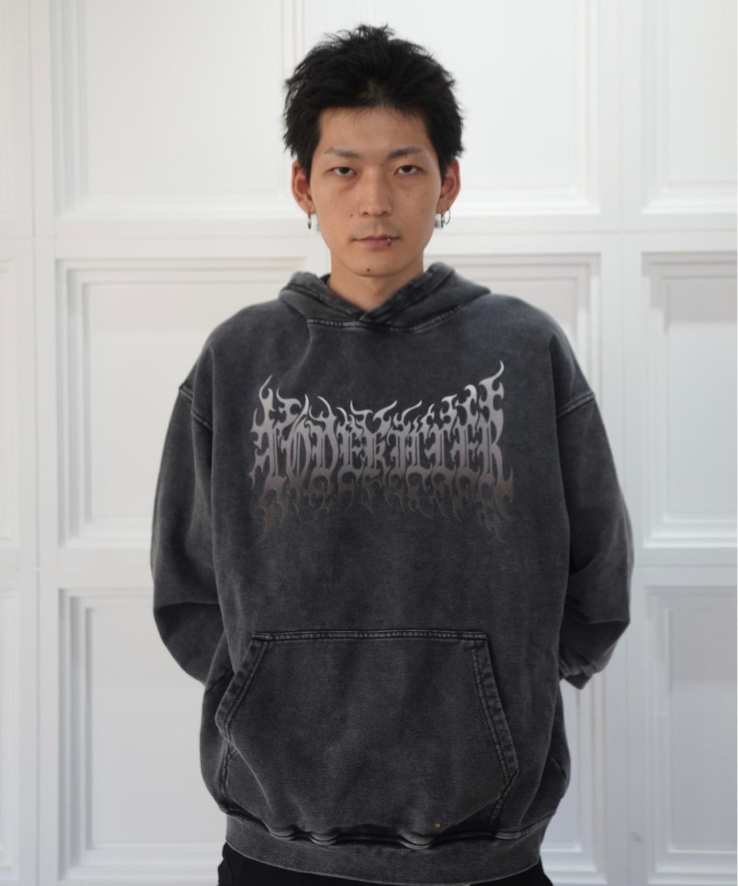 A'GEM/9 × .kom 『LOVE KILLER/ラブ キラー』Graphic black letter logo  hoodie/グラフィックブラックレターロゴプルオーバーパーカー  セレクトアイテム│A'GEM/9×.KOM【公式】｜韓国・ストリートブランド通販サイト エージェムナイン ドットケーオーエム