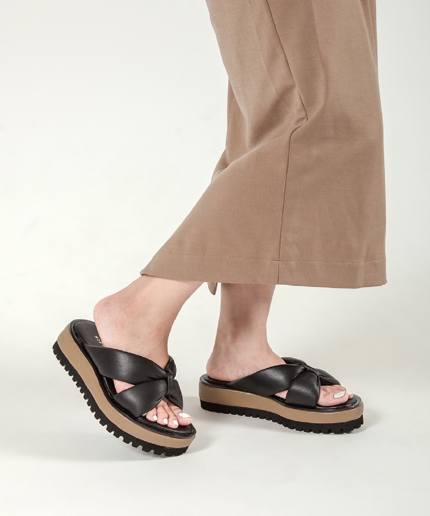 厚底 パフサンダル ALL BLACK│Jeffrey Campbell OFFICIAL ONLINE