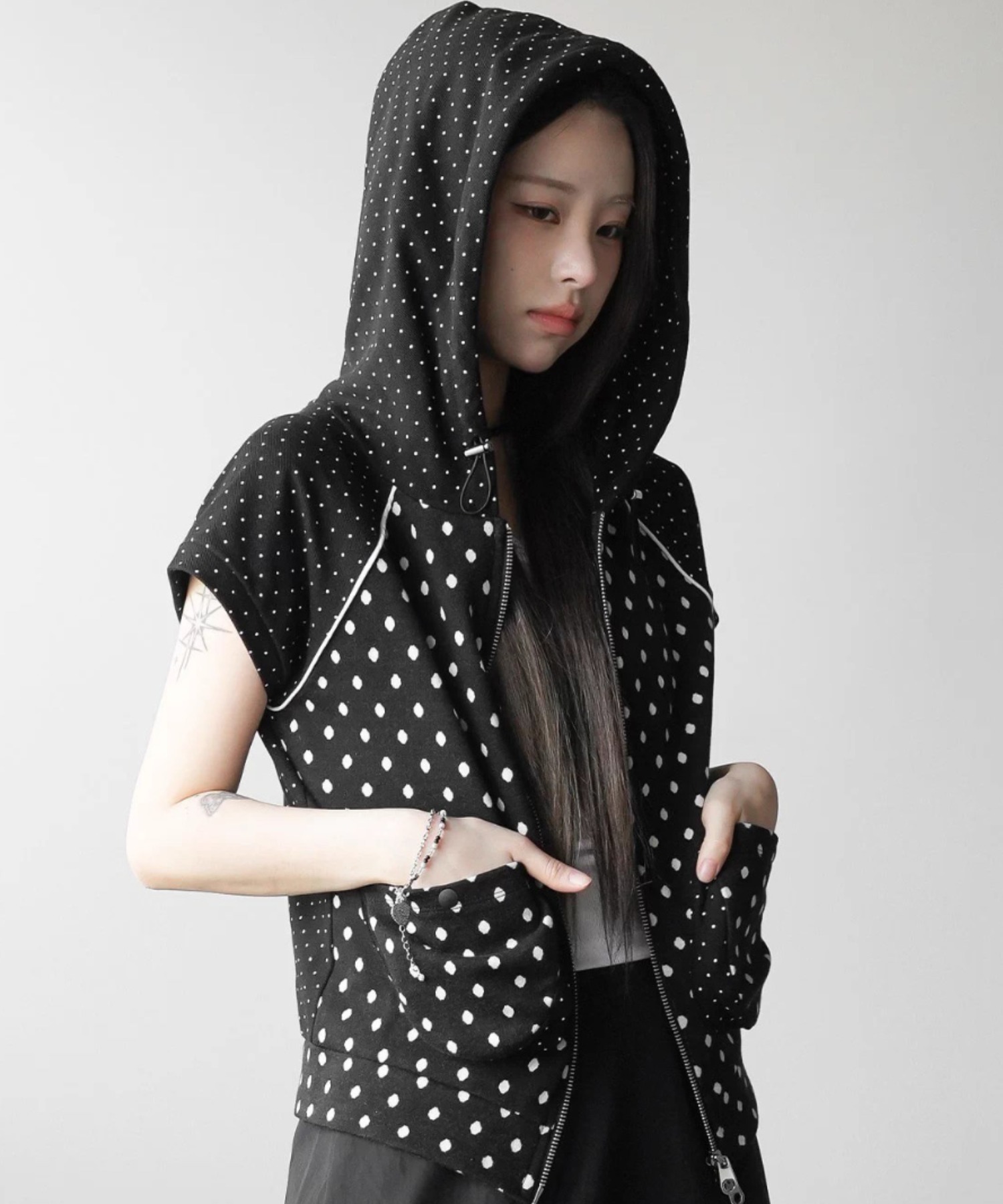 パーカー A'GEM/9 × .kom「.KOM/ドットケーオーエム」ドット半袖フーディージップパーカー レディース A'GEM/9 × .kom『.KOM/ドットケーオーエム』ドット半袖