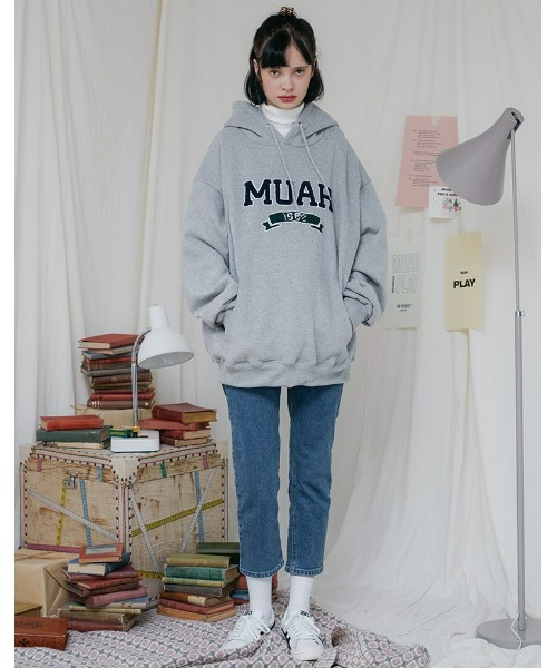 ☆韓国の人気☆【muwm】☆Puff Up Baby Soft Beig.e☆関税込☆ A'GEM/9 × .kom 『muah muah/ムーアムーア』 LOGO STITCH