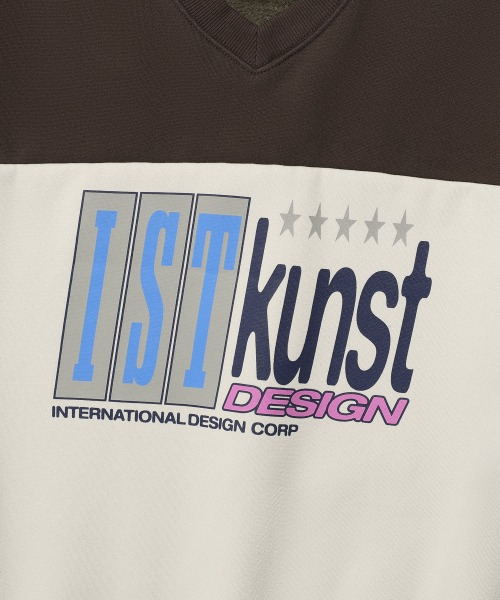 A'GEM/9 × .kom『ISTKUNST/イストクンスト』IK 5STAR LOGO V NECK