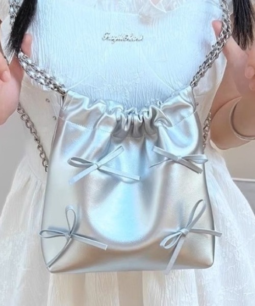 美品バーンヤードストームバックリボンフラット/シルバー/24cm A'GEM/9 × .kom 『.KOM/ドットケーオーエム』 シルバーリボン