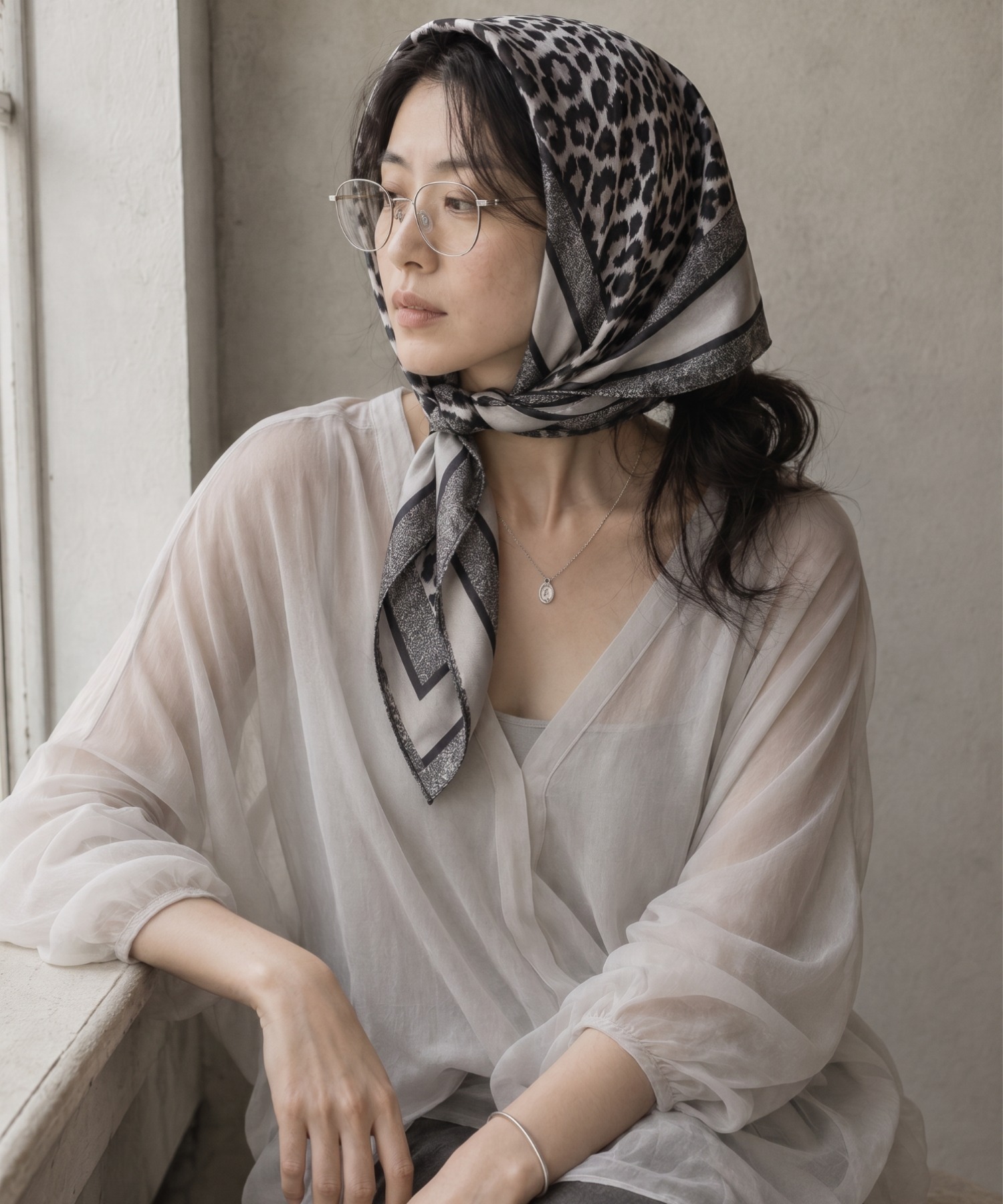 実写のレオパード柄の感じが今年らしいパターン。
シンプルな服装に存在感をプラス