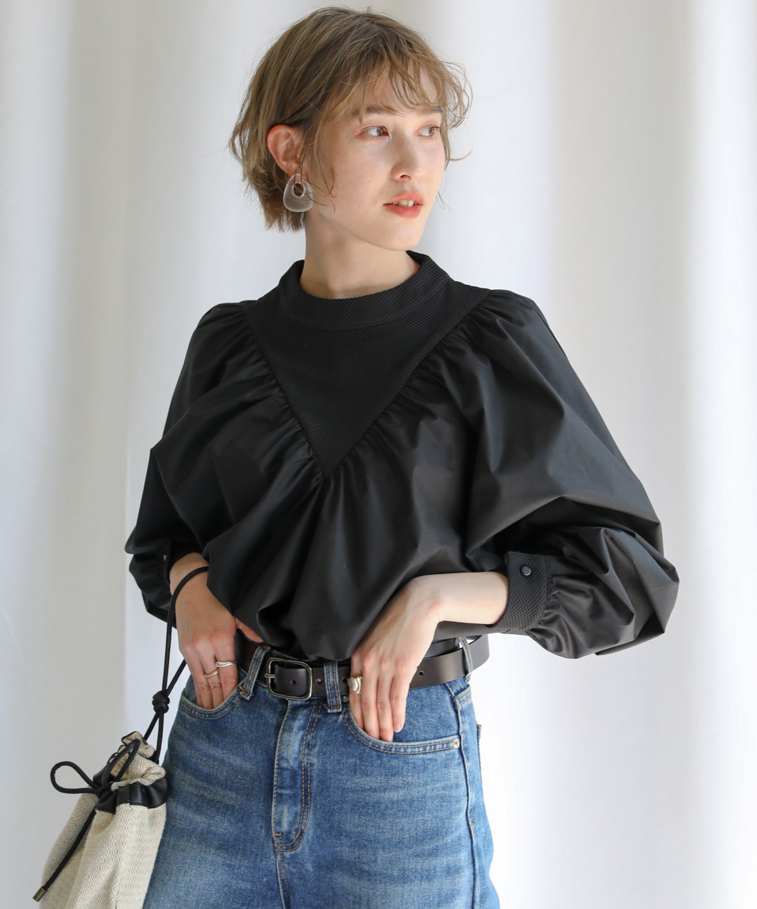 18 Off デコルテデザインパフスリーブボトルネックブラウス