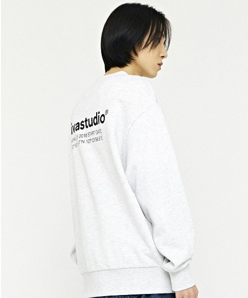 A'GEM/9 × .kom『VIVA STUDIO/ビバスタジオ』/LOCATION CREWNECK