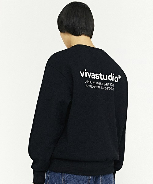 A'GEM/9 × .kom『VIVA STUDIO/ビバスタジオ』/LOCATION CREWNECK