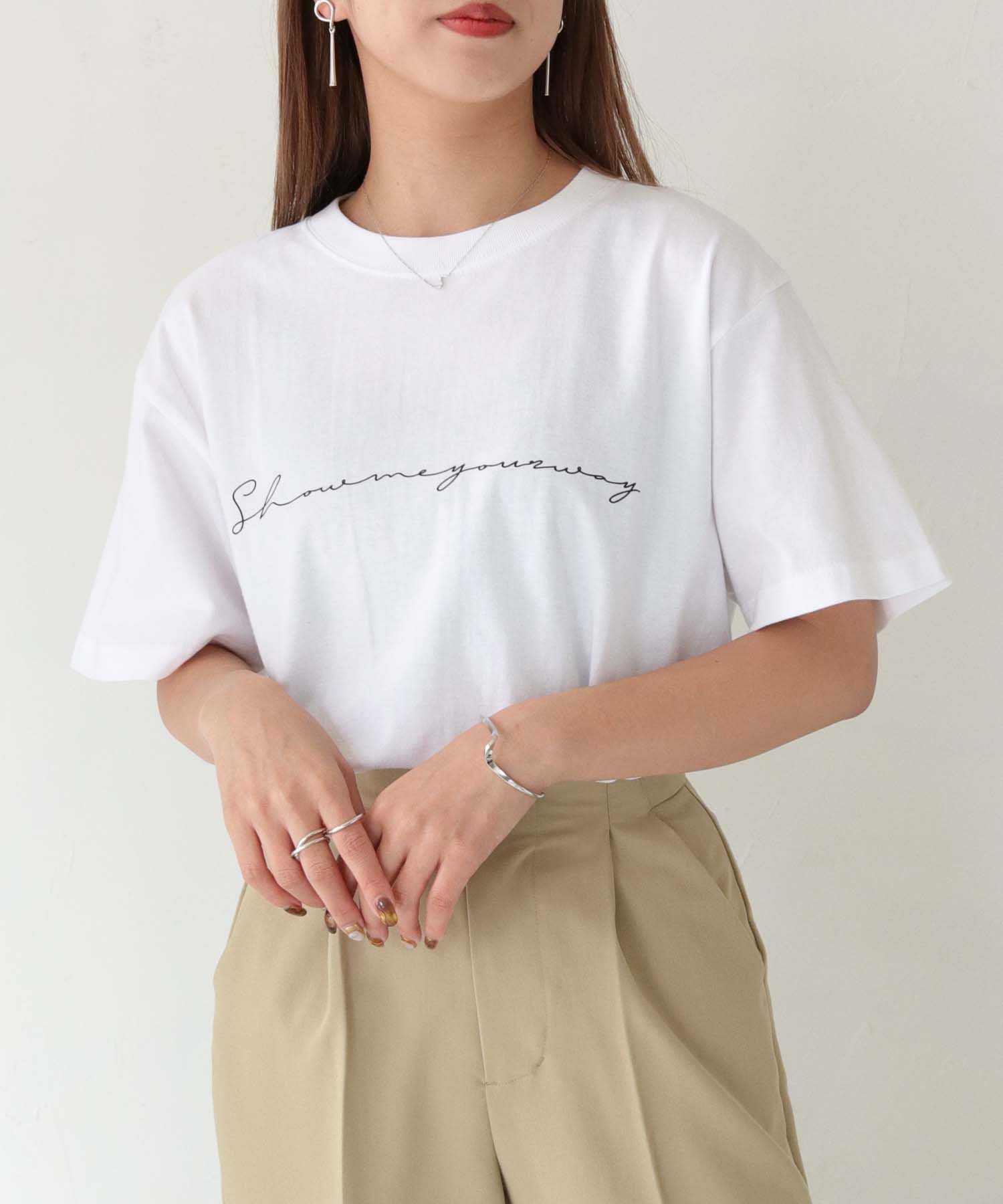 HER CLOSET5.6オンスカリグラフィーロゴTシャツ