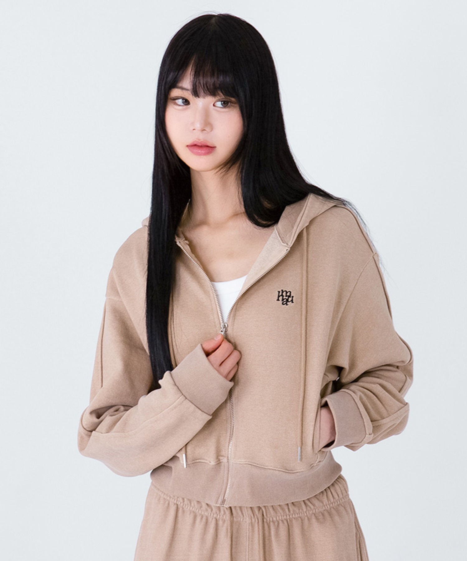 【muahmuah】★人気★ロゴスティッチフードジップアップ A'GEM/9 × .kom 『muah muah/ムーアムーア』 STITCH LOGO