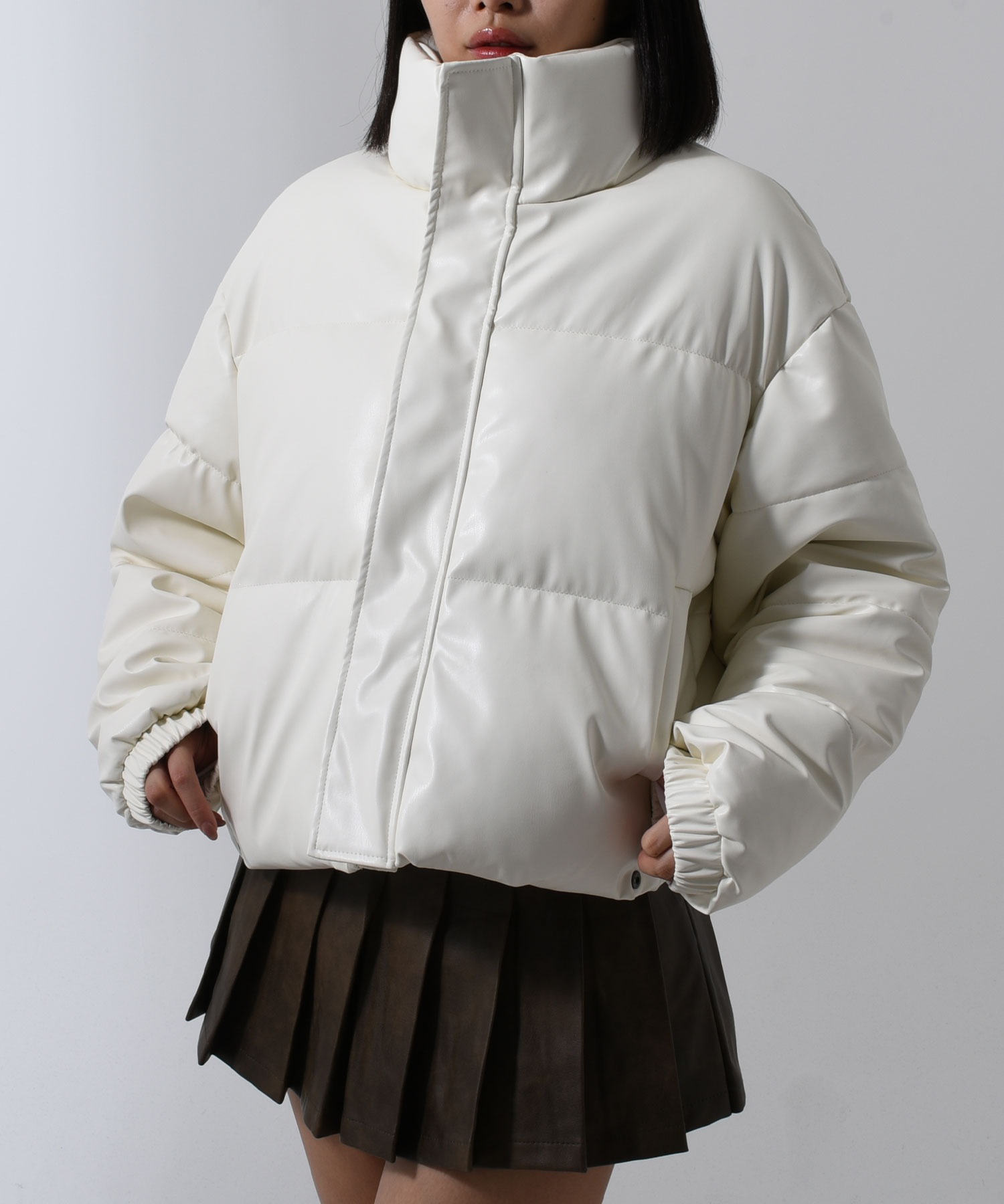 A'GEM/9 × .kom 『.kom/ドットケーオーエム』ショート丈エコレザー中綿