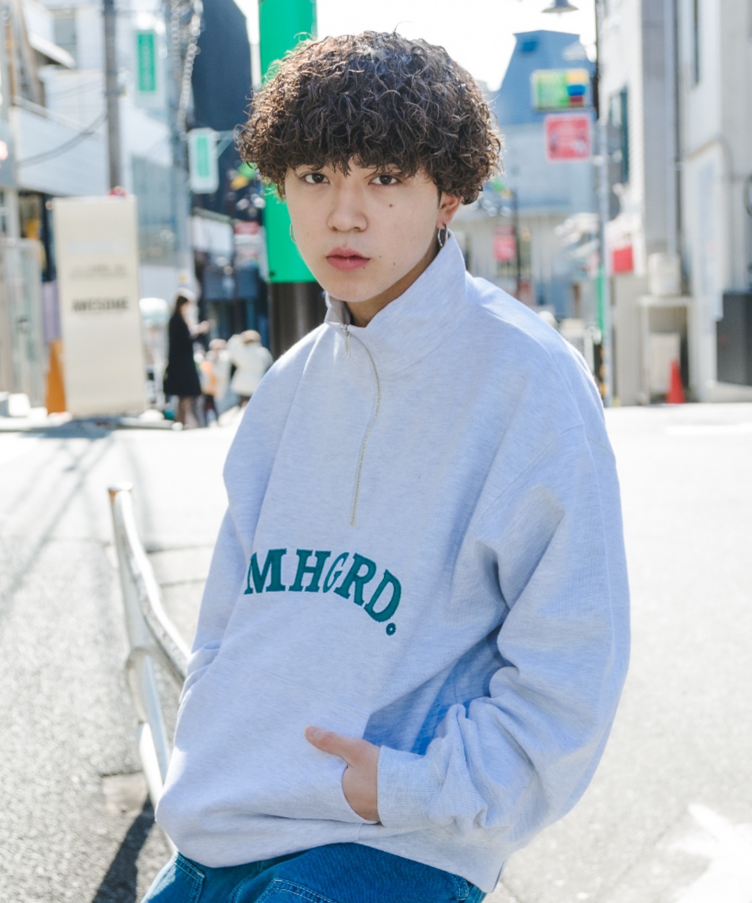 mahagrid/マハグリッド』ARC LOGO HALF ZIP SWEATSHIRT/アーチロゴ ハーフジップ スウェットシャツ ロングスリーブ  長袖 mahagrid│A'GEM/9×.KOM【公式】｜韓国・ストリートブランド通販サイト エージェムナイン ドットケーオーエム