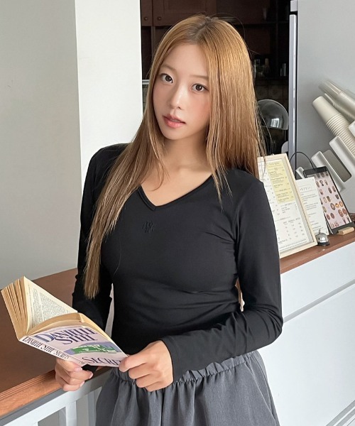 tシャツ A'GEM/9 × .kom 「muah muah/ムーアムーア」 LOGO STITCH V-NECK LONG SLEEVE/ロゴステッ A'GEM/9 × .kom 『muah muah/ムーアムーア』 LOGO STITCH V-NECK