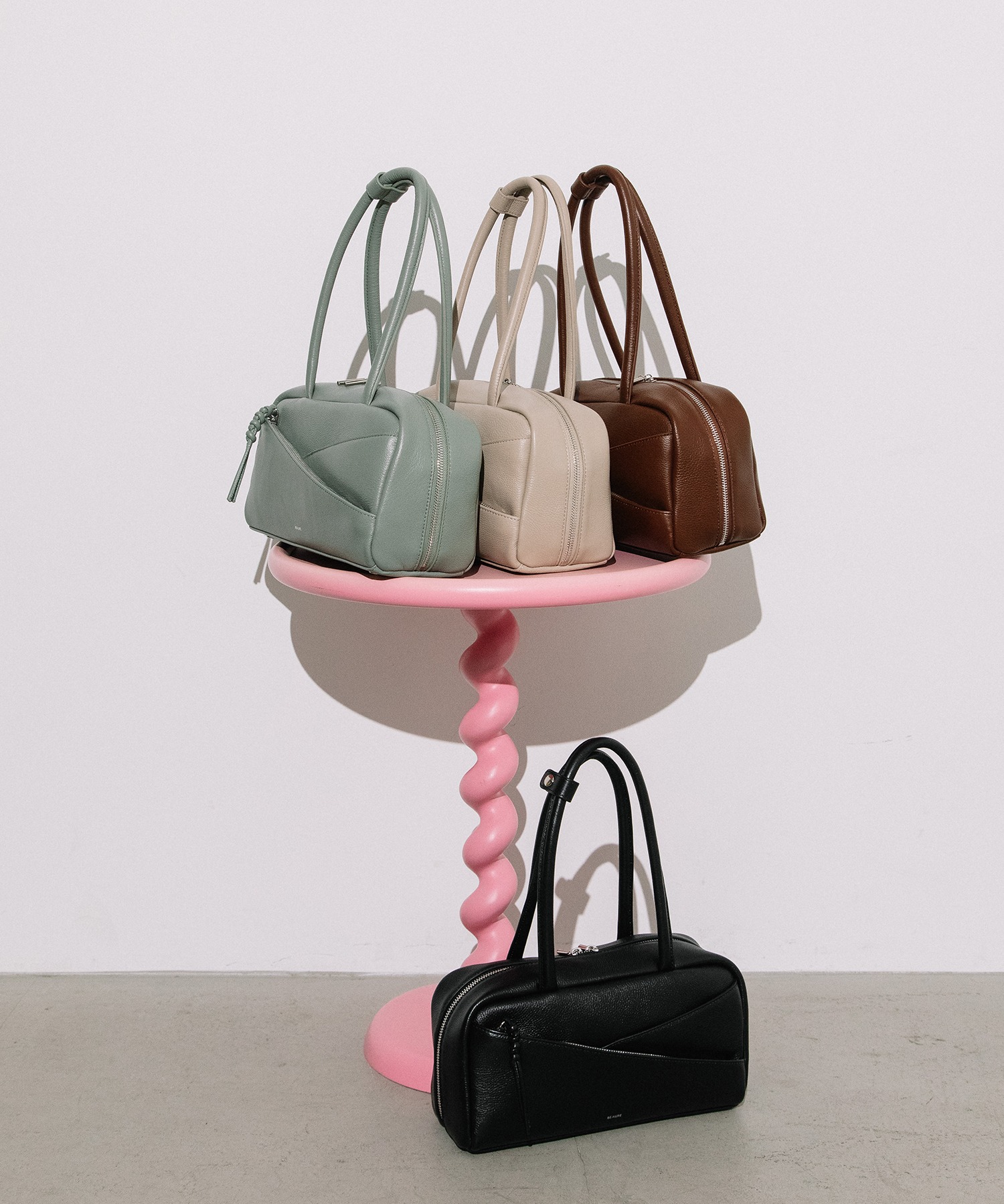 BEAURE ヴュレ カウレザー スラントポケット ボストン