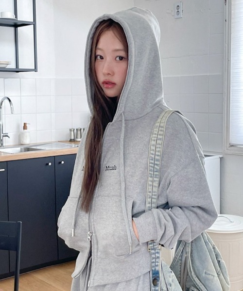 【muahmuah】★人気★ロゴスティッチフードジップアップ A'GEM/9 × .kom 『muah muah/ムーアムーア』 LOGO STITCH