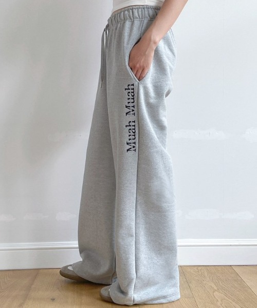 【MUAHMUAH】LOGO STITCH WIDE BANDING PANTS★送料・関税込 A'GEM/9 × .kom 『muah muah/ムーアムーア』 LOGO STITCH WIDE