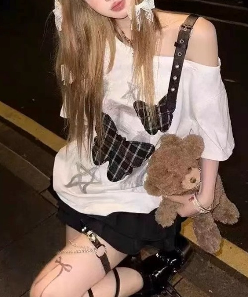 tシャツ A'GEM/9 × .kom 「.KOM/ドットケーオーエム」カモフラバタフライショルダーストラップTシャツ レディース A'GEM/9 × .kom 『.KOM/ドットケーオーエム』 蝶クロップTシャツ