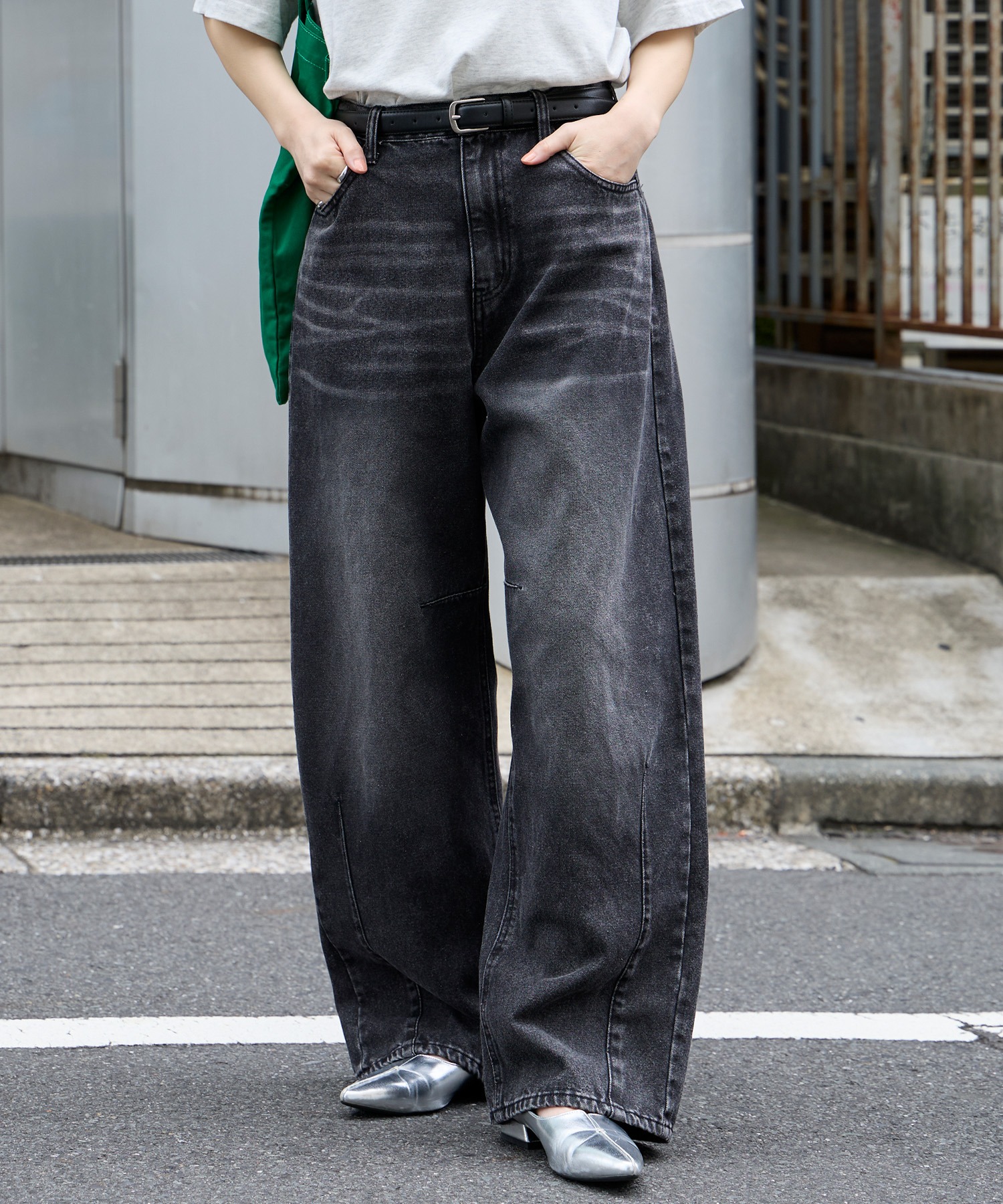 【新品未使用】クリスチャン ワイナンツ　バレルデニム anyway.シリーズ】立体カーブ バレルレッグ ワイドデニム（速乾