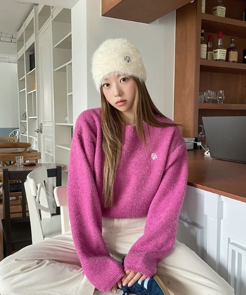ニット セーター A'GEM/9 × .kom 「muah muah/ムーアムーア」 STITCH LOGO ROUND KNIT/ステッチロゴラウン A'GEM/9 × .kom 『muah muah/ムーアムーア』 STITCH LOGO ROUND