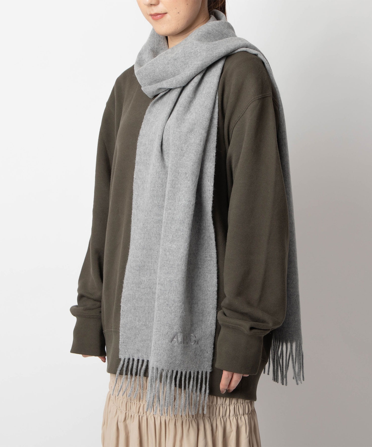 A.P.C.A.P.C. Ambroise アー・ペー・セー アンブローズ 刺繍入り マフラー A.P.C.A.P.C. Ambroise アー・ペー・セー アンブローズ 刺繍入り マフラー
