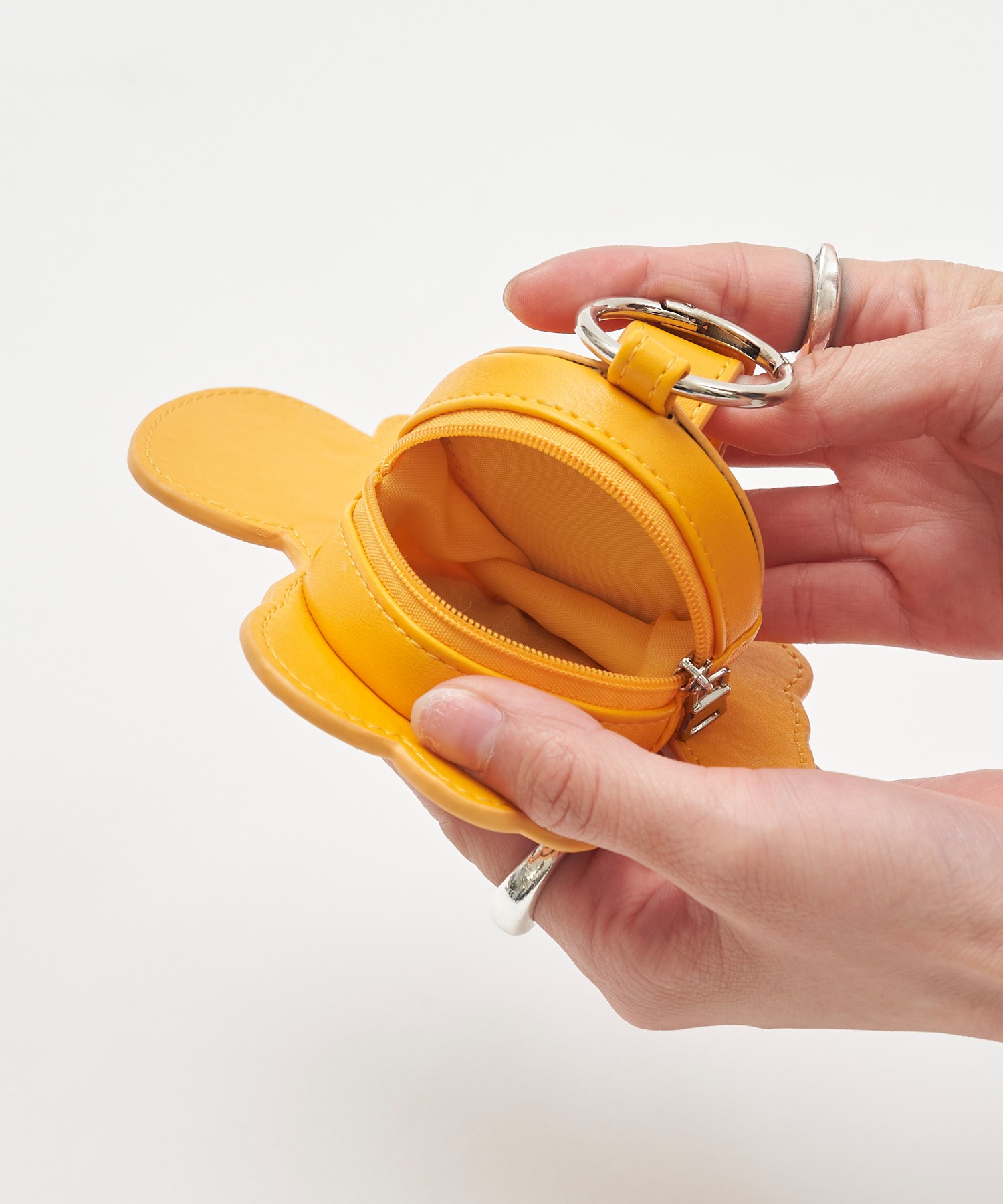 ディズニー プルート がま口ポーチ accommode ディズニープルート ポーチ シルバー 黒がま口 2点 未