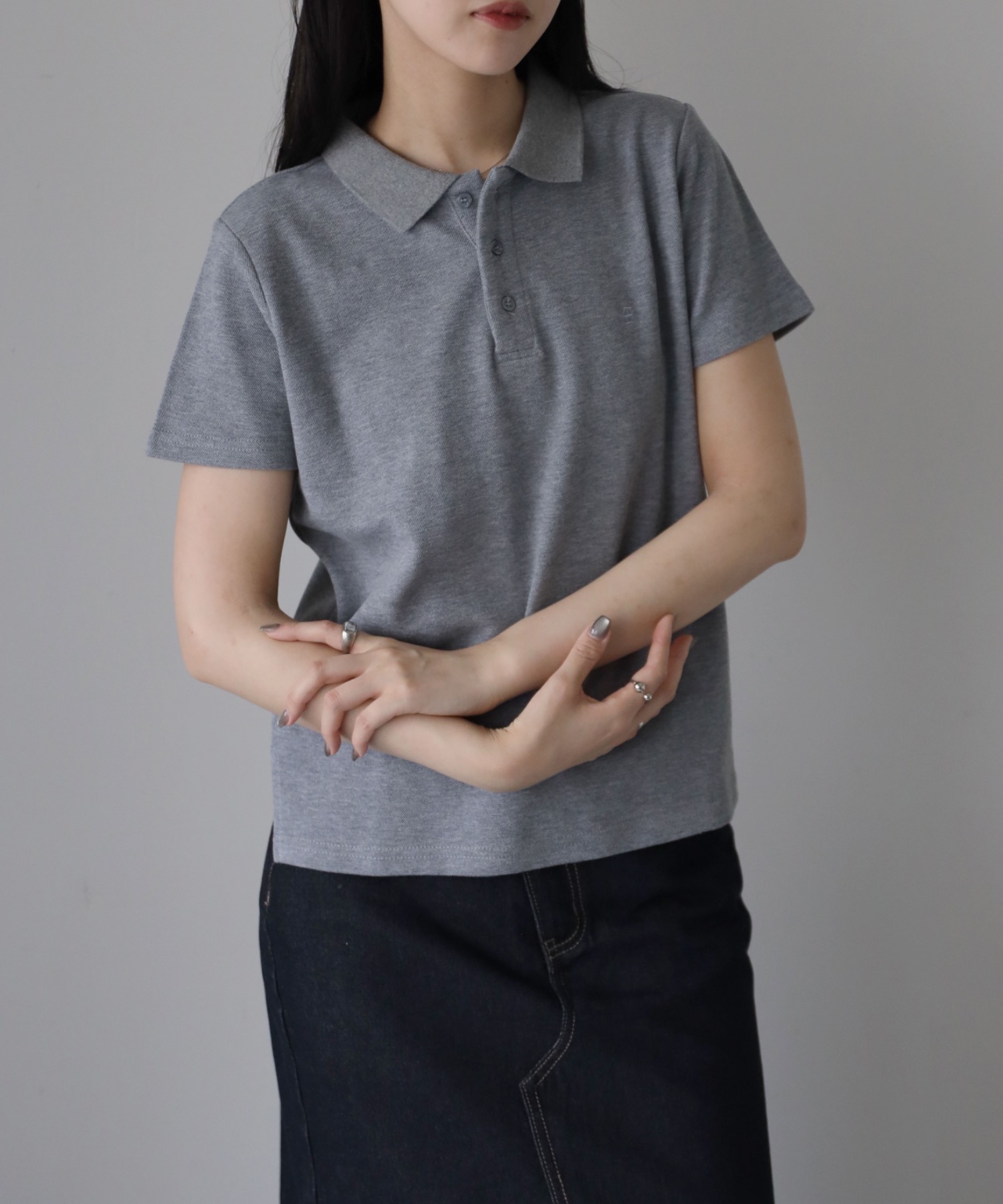 グレー
