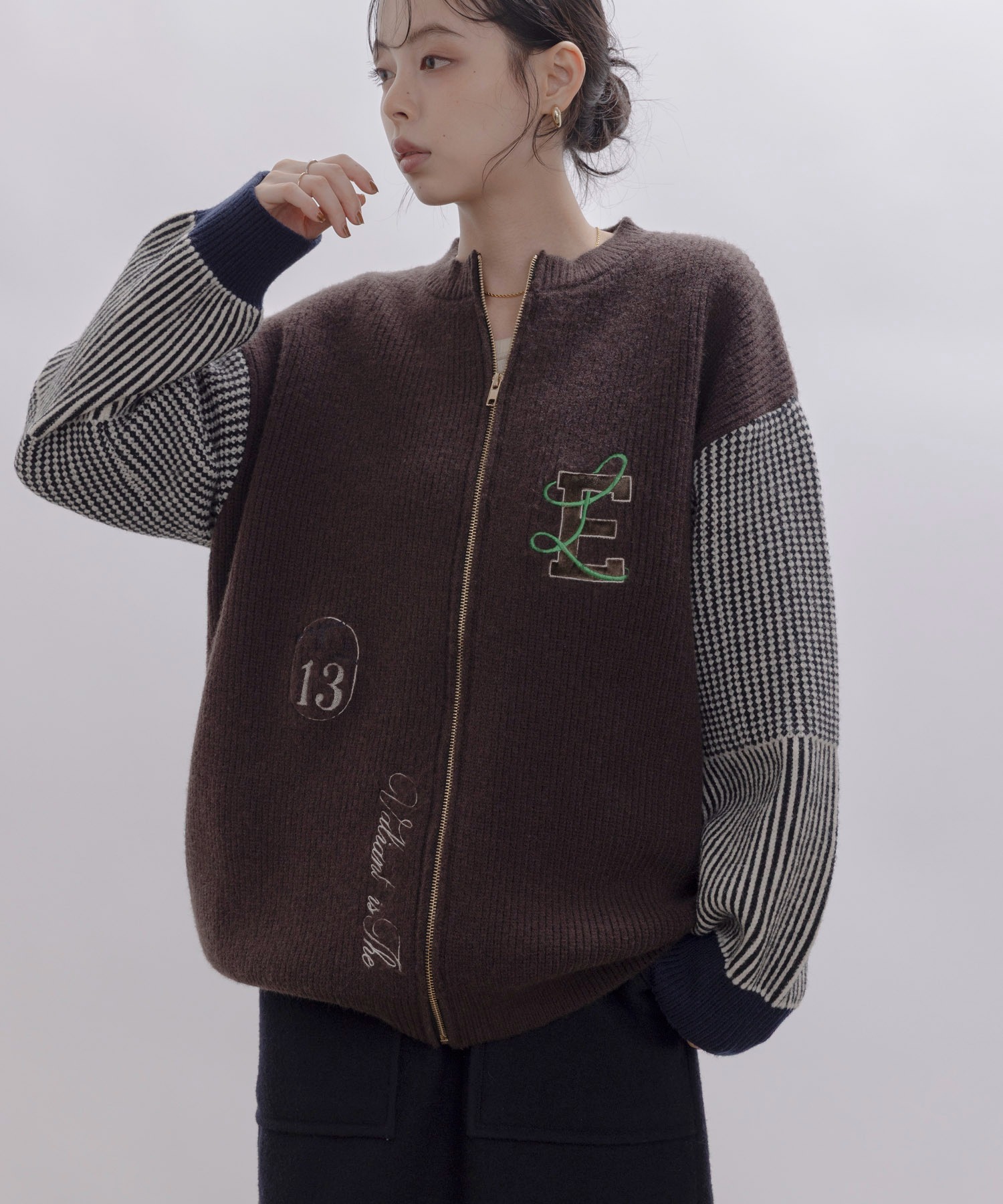エイミーロウ　ロゴポイントケーブルニットカーディガン Eimee Law（エイミーロウ）の「ライン＆ロゴポイントケーブル