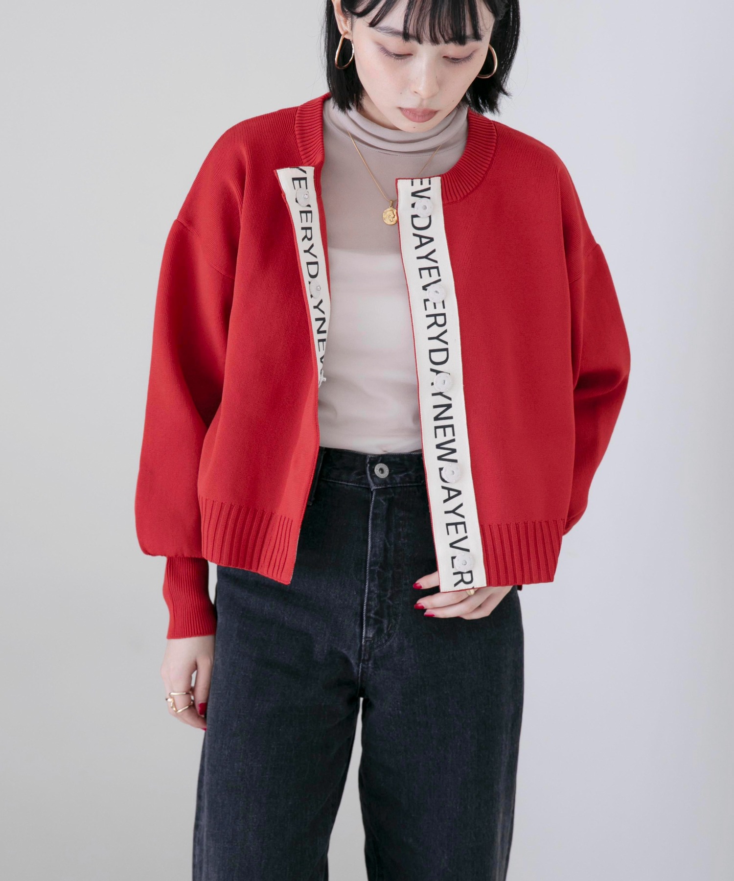 前開きで着るのはもちろんのことEimee Law ロゴテープフラットニット