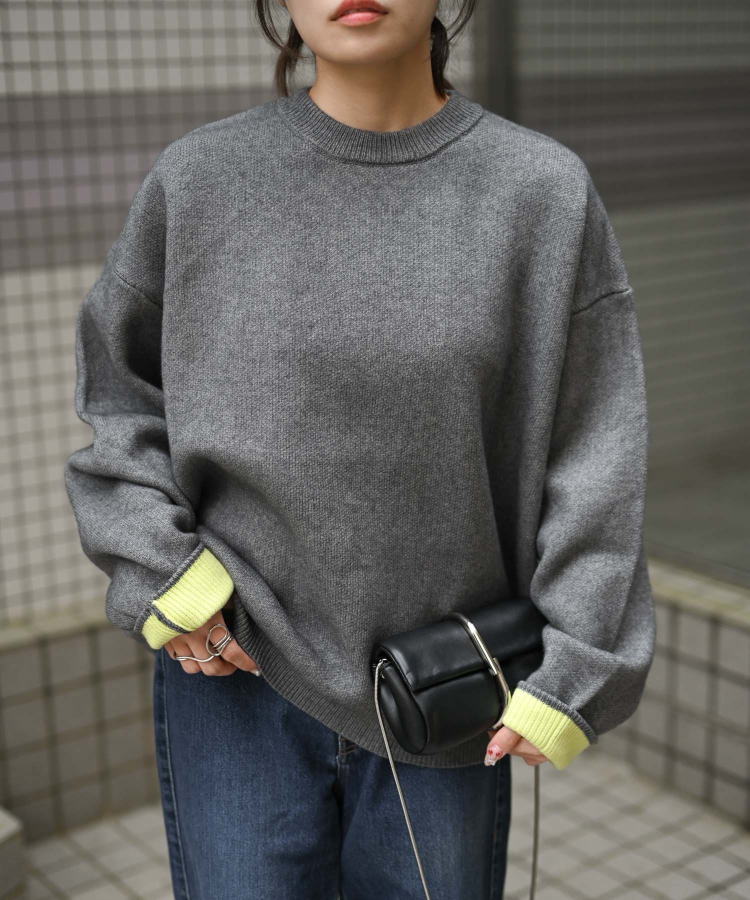 グレー