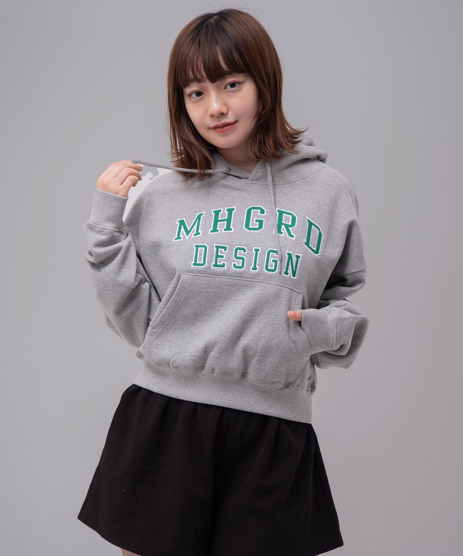 mahagrid/マハグリッド』 MHGRD APPLIQUE CROP HOODIE /アップリケクロップフーディー  mahagrid│A'GEM/9×.KOM【公式】｜韓国・ストリートブランド通販サイト エージェムナイン ドットケーオーエム