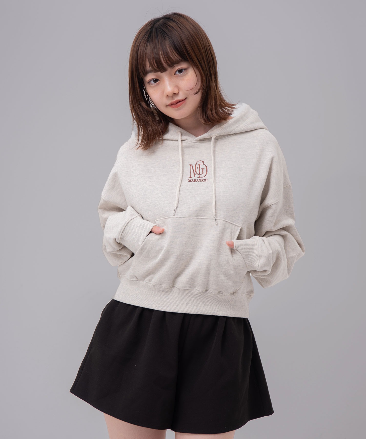 mahagrid/マハグリッド』MGD SERIF LOGO CROP HOODIE/セリフロゴ