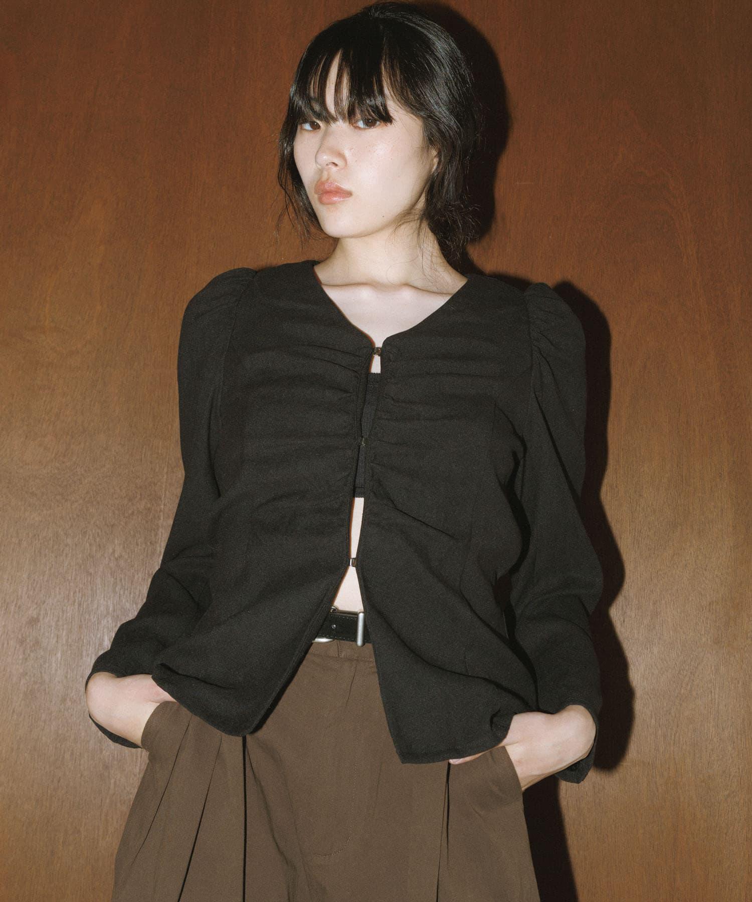 Peachskin Puff Sleeve Rib Blouse — рубашка с пышными рукавами и ребристой текстурой