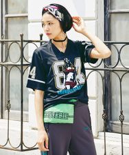 84 SOUNDS プリント VネックTシャツ