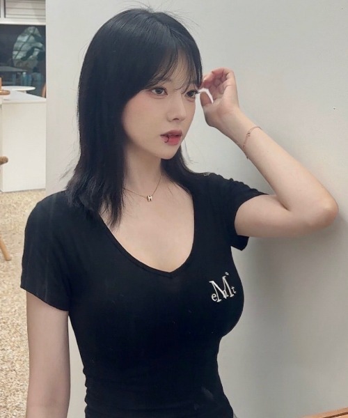 A'GEM/9 × .kom 『MUCENT/ムセント』ONYX SIGNATURE LOGO V-NECK HALF