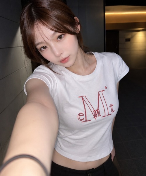 A'GEM/9 × .kom 『MUCENT/ムセント』 BLAZEN RED LOGO CROP HALF TEE