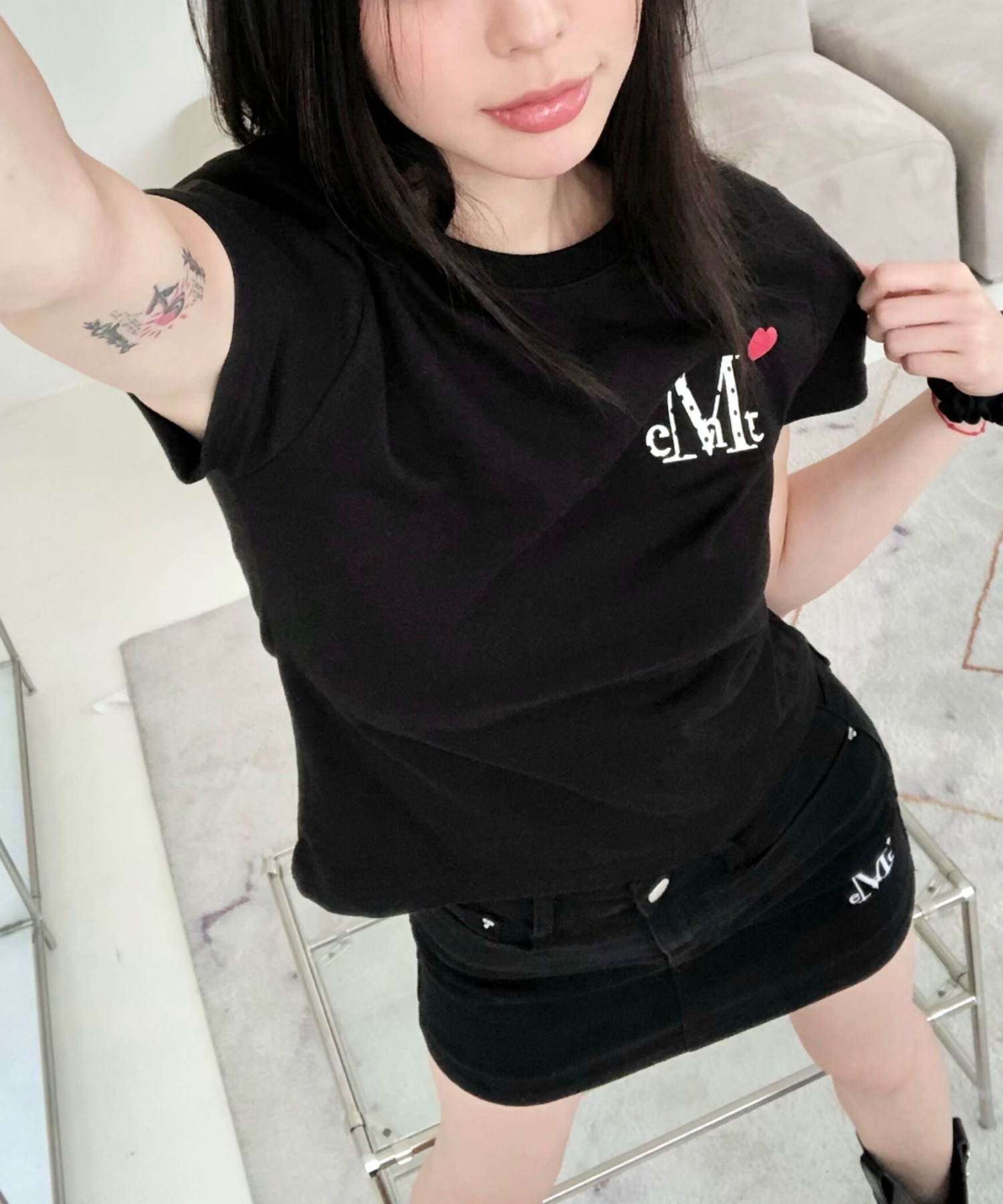 A'GEM/9 × .kom 『MUCENT/ムセント』 LOVRITS MINI HEART LOGO R-NECK