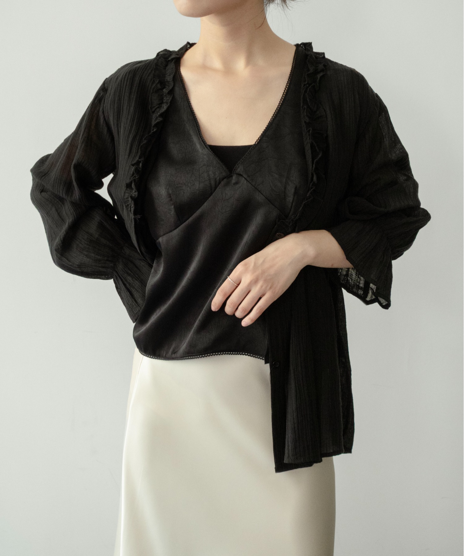 on:nue Vintage Saten V-Neck Blouse / 2026 SS COLLECTION — блузка из сатина с V‑образным вырезом