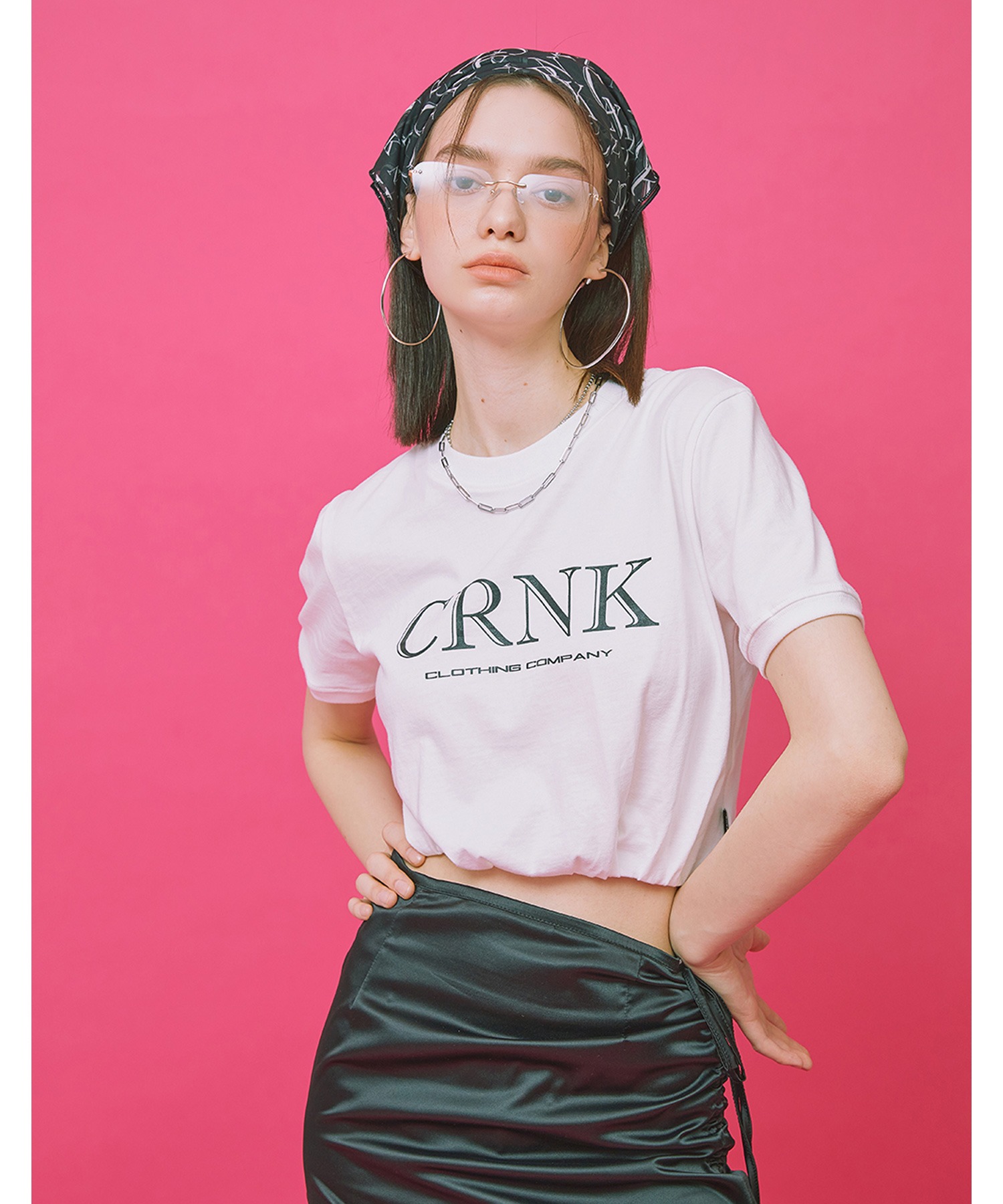 CRANK 韓国　シャツ　クロップド丈 CRANK/クランク』BAND LOGO CROP T/ロゴプリントクロップド丈