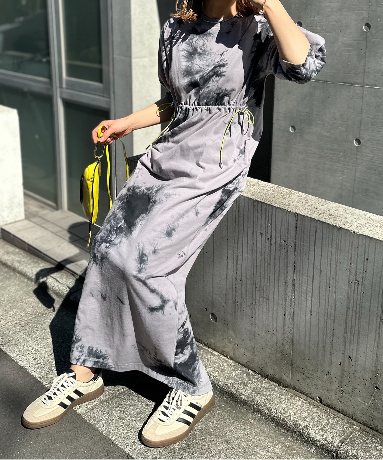 グレー