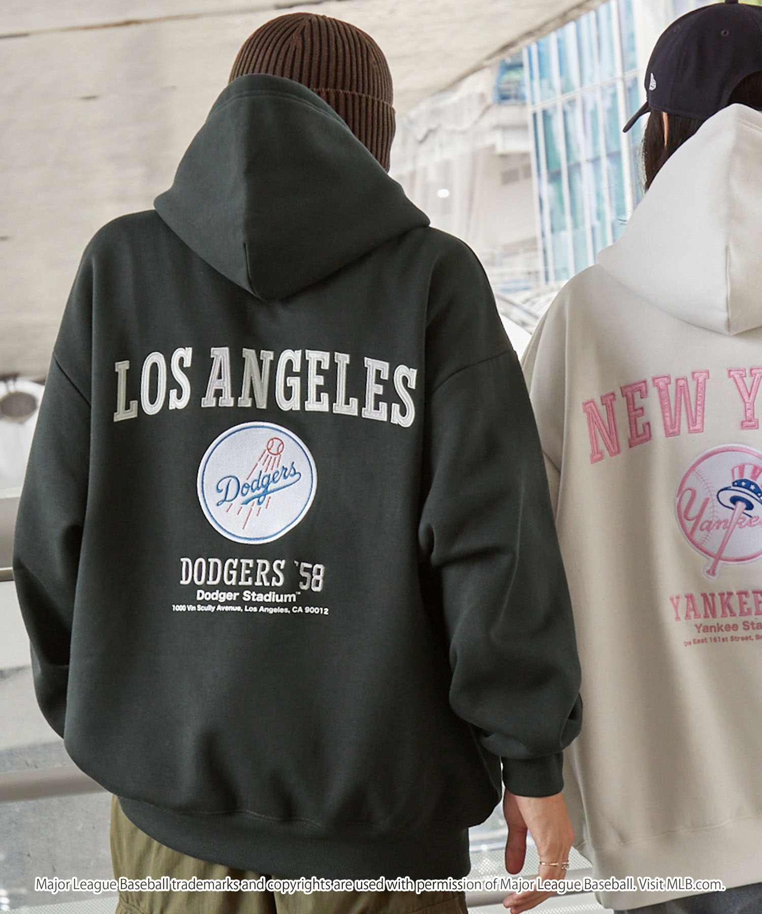 【別注】 MLB公式 ドジャース ロゴ刺繍バックデザイン裏起毛フーディーパーカー 別注】 MLB公式 ドジャース ロゴ刺繍バックデザイン裏起毛