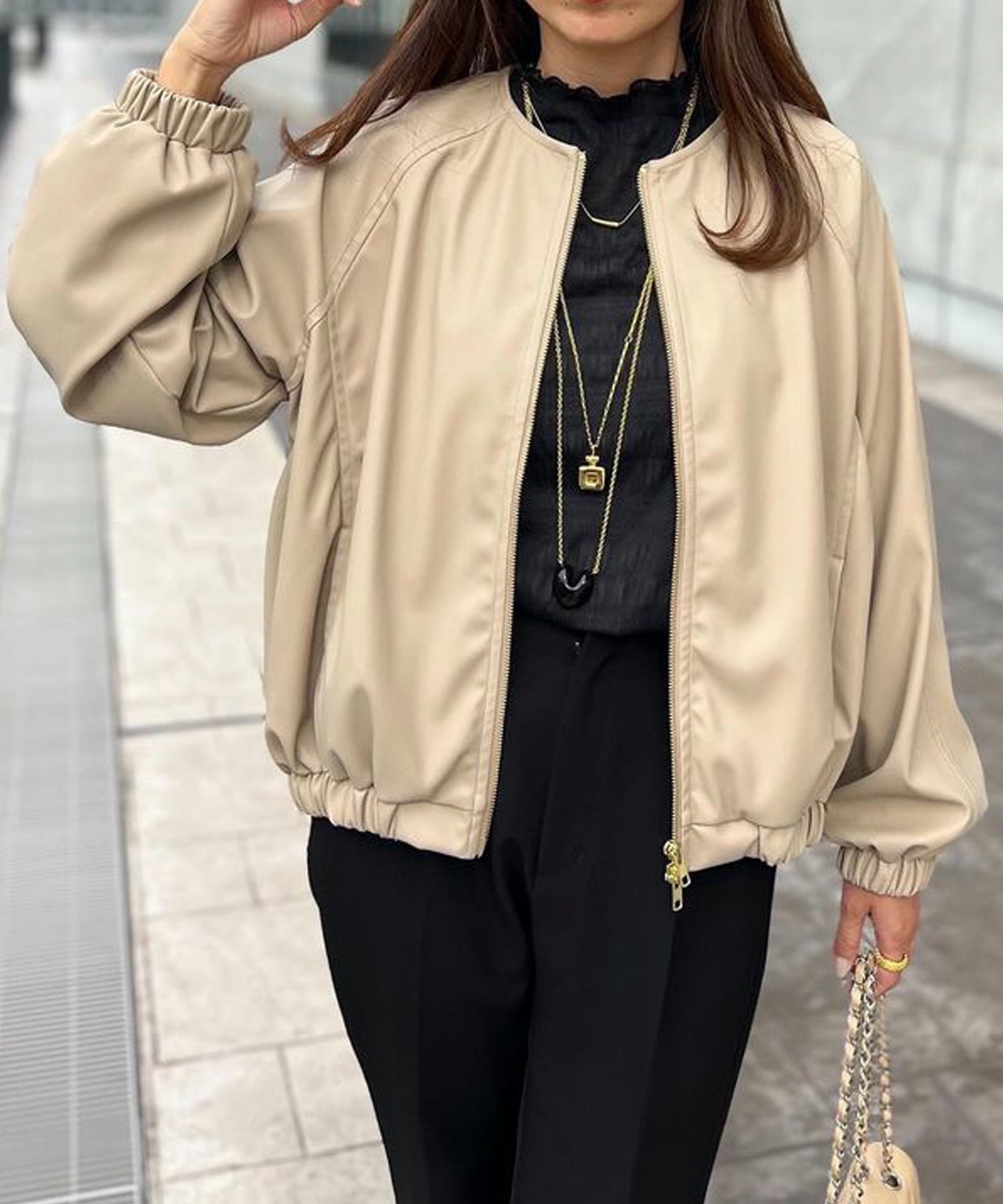 ノーカラージャケット ベージュ 合成皮革 フェイクレザーノーカラーブルゾン Emma Taylor│STYLEDOOR