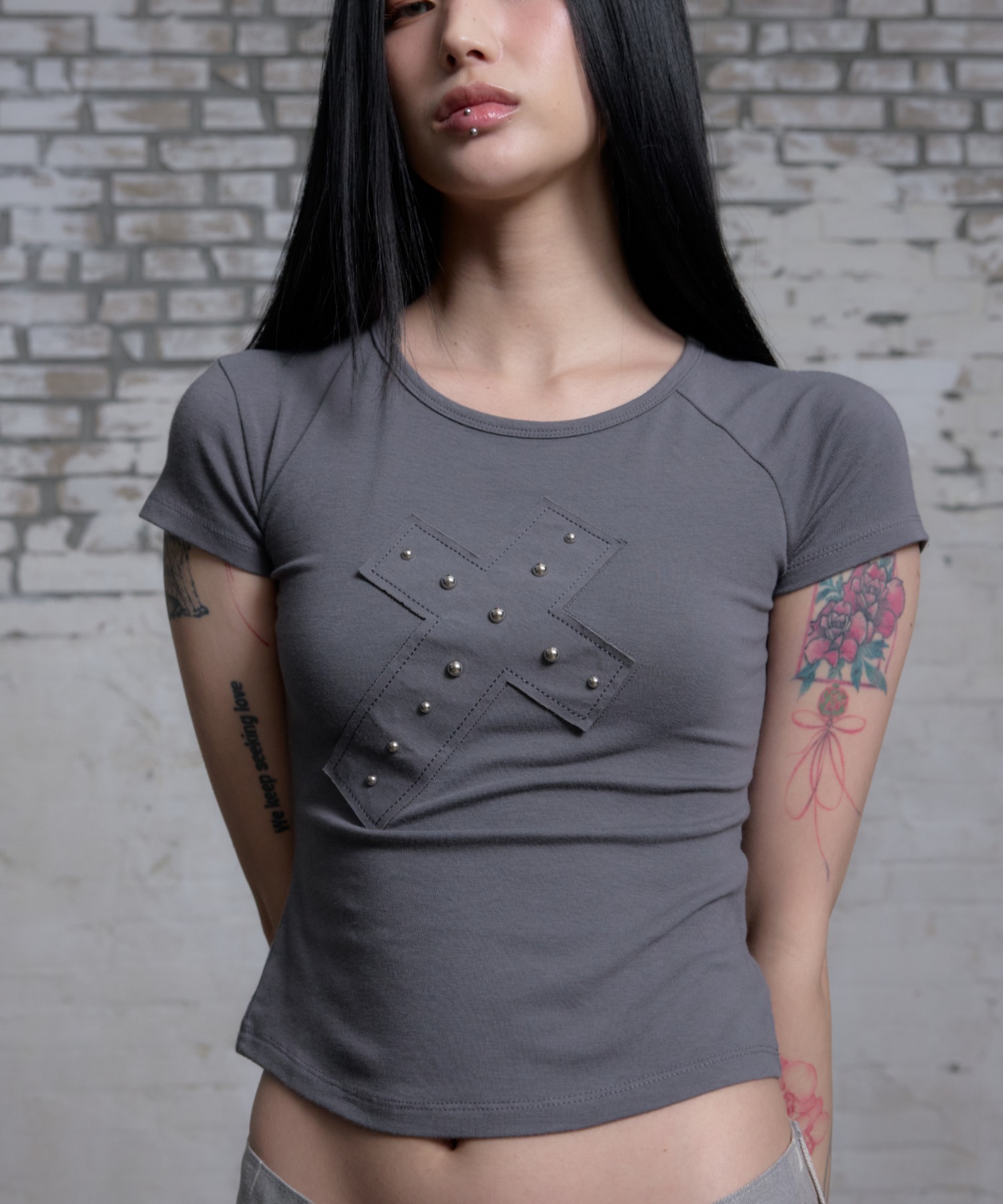 A'GEM/9 × .kom 『NIIER NOR/ニーアノア』CROSS STUD TEE/クロス