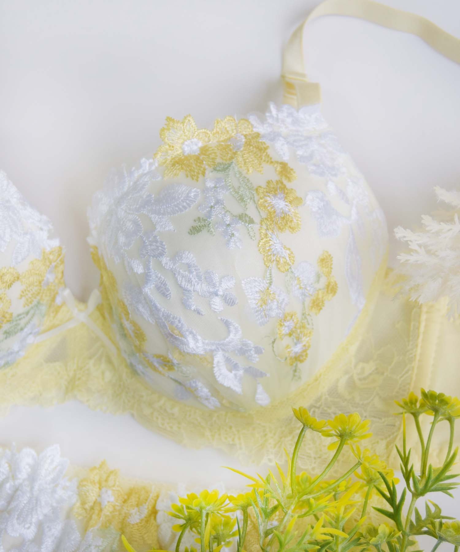 YELLOW×WHITEがキュートなフラワー刺繍デザイン♪